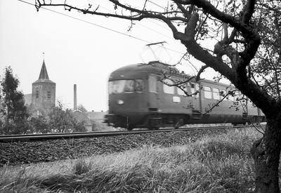 150954 Afbeelding van een electrisch treinstel mat. 1946 van de N.S. met op de achtergrond de kerktoren van Tricht.